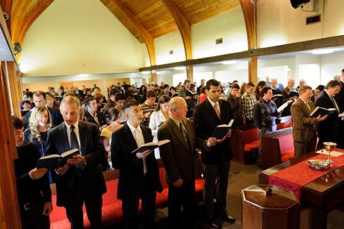 Congregação reunida no templo durante a conferência